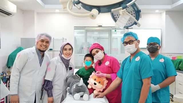 Potret Selebriti yang Tegar Dampingi Anak Sakit Parah