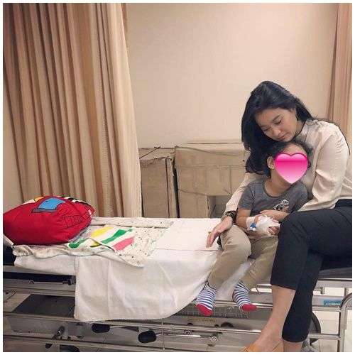 Potret Selebriti yang Tegar Dampingi Anak Sakit Parah