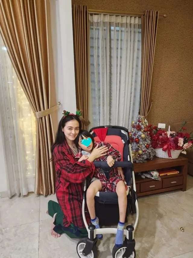 Potret Selebriti yang Tegar Dampingi Anak Sakit Parah