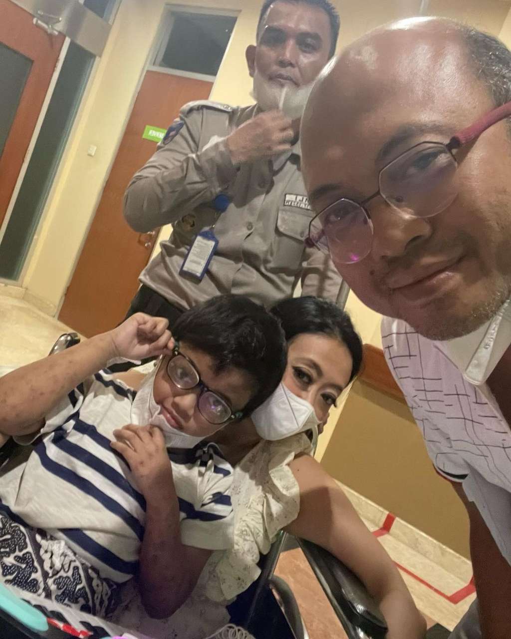 Potret Selebriti yang Tegar Dampingi Anak Sakit Parah
