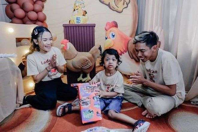 Potret Selebriti yang Tegar Dampingi Anak Sakit Parah