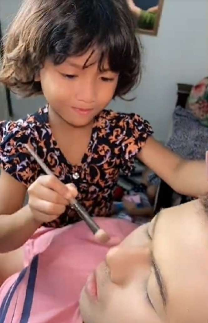 Bocil 5 Tahun Makeover Sang Ayah Jadi Princess, Hasil Riasannya di Luar Dugaan, Netizen: Calon MUA Hebat!