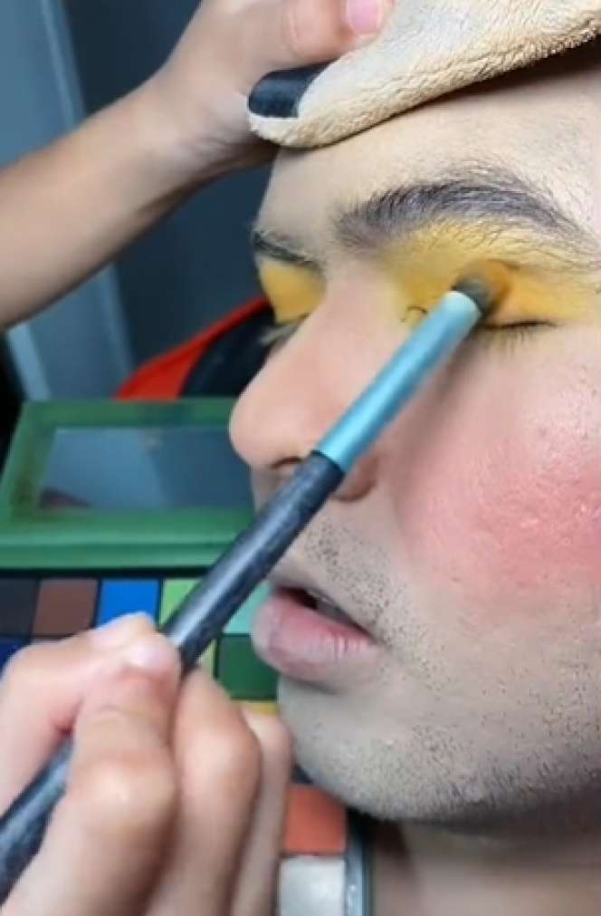 Bocil 5 Tahun Makeover Sang Ayah Jadi Princess, Hasil Riasannya di Luar Dugaan, Netizen: Calon MUA Hebat!