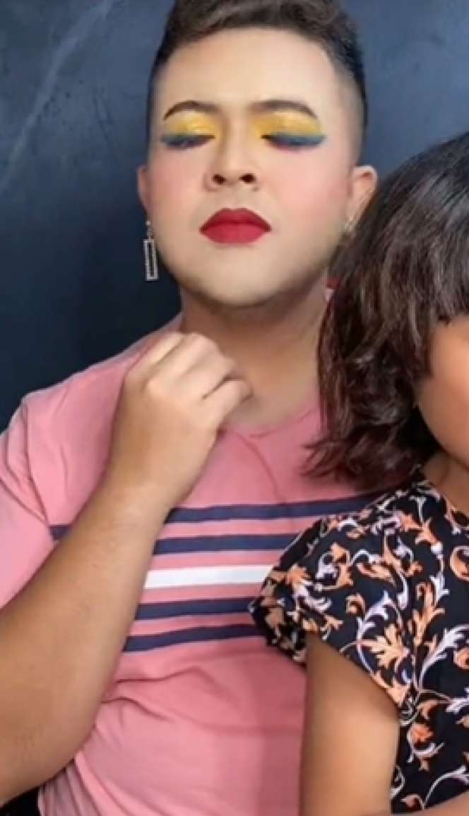 Bocil 5 Tahun Makeover Sang Ayah Jadi Princess, Hasil Riasannya di Luar Dugaan, Netizen: Calon MUA Hebat!