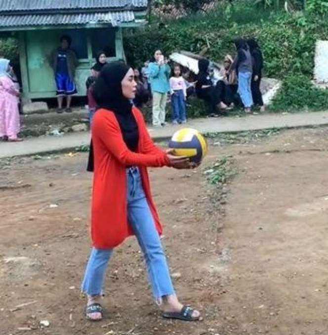 Potret Lesti Kejora dan Billar Maen Voli Dikampung, Netizen Salfok Sama Outfitnya