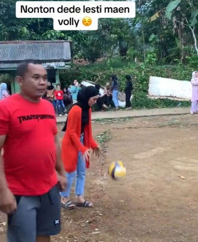 Potret Lesti Kejora dan Billar Maen Voli Dikampung, Netizen Salfok Sama Outfitnya