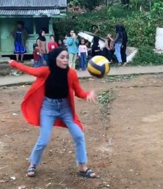 Potret Lesti Kejora dan Billar Maen Voli Dikampung, Netizen Salfok Sama Outfitnya