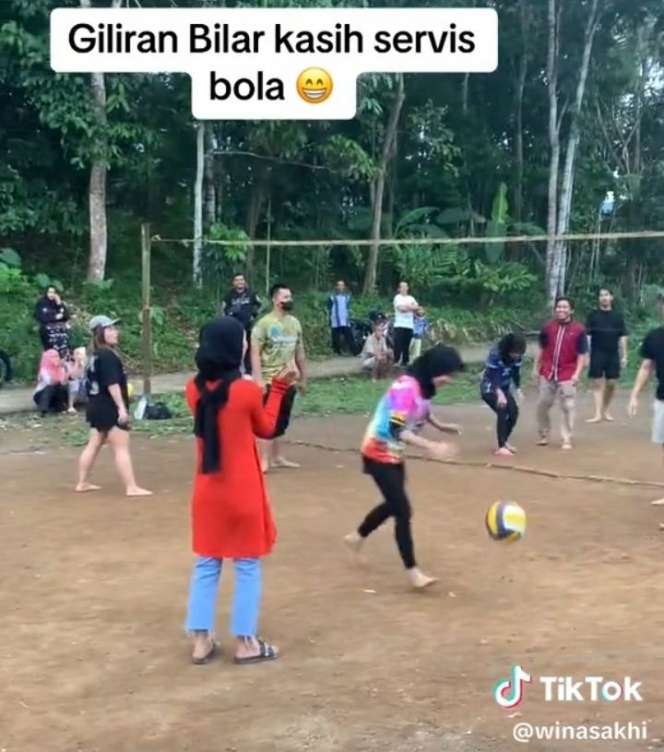 Potret Lesti Kejora dan Billar Maen Voli Dikampung, Netizen Salfok Sama Outfitnya