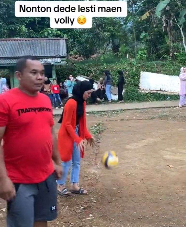 Potret Lesti Kejora dan Billar Maen Voli Dikampung, Netizen Salfok Sama Outfitnya