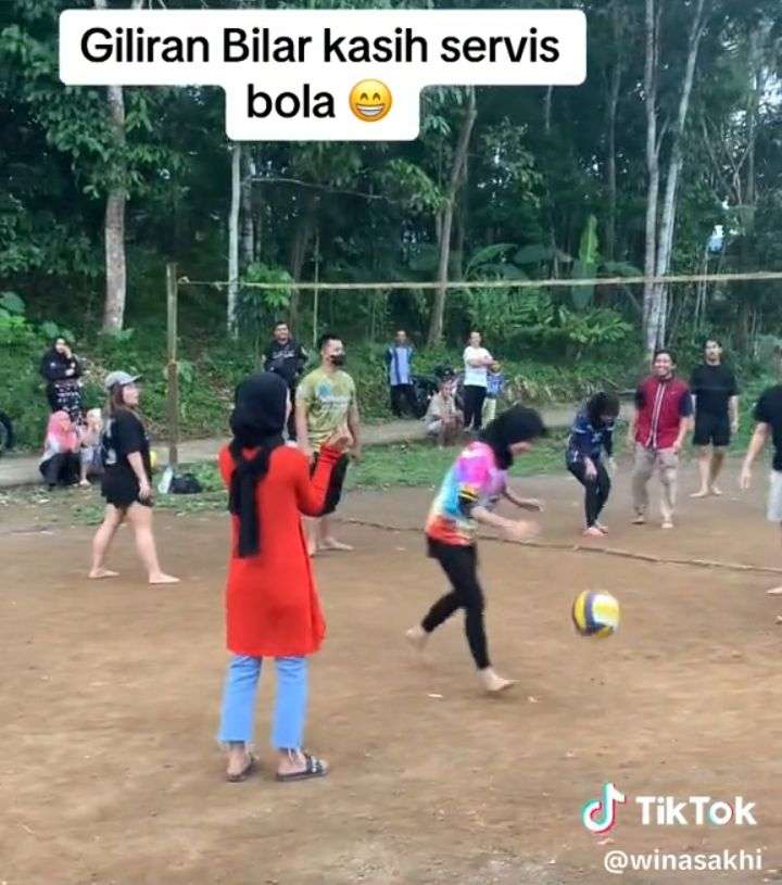 Potret Lesti Kejora dan Billar Maen Voli Dikampung, Netizen Salfok Sama Outfitnya