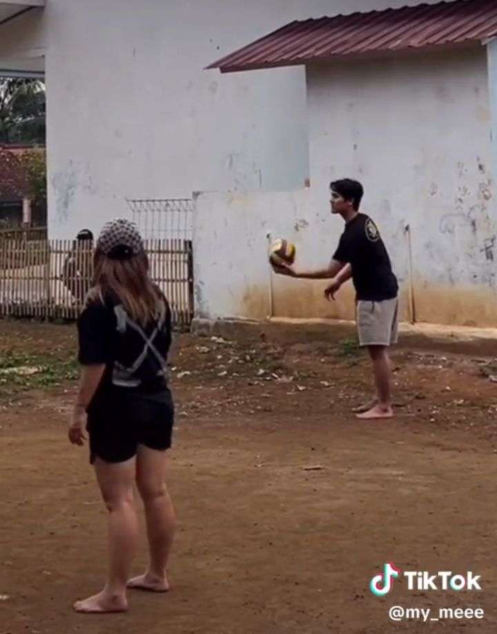 Potret Lesti Kejora dan Billar Maen Voli Dikampung, Netizen Salfok Sama Outfitnya