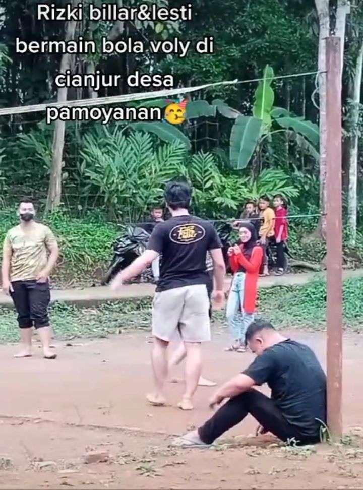 Potret Lesti Kejora dan Billar Maen Voli Dikampung, Netizen Salfok Sama Outfitnya