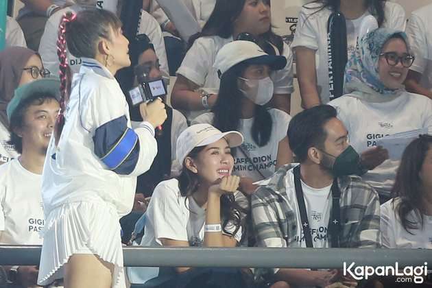 10 Potret Mesra Syahnaz & Jeje Nonton `Lagi-Lagi Tenis` Saat Isu Selingkuh, Netter Soroti Wajah Suami: Malu?