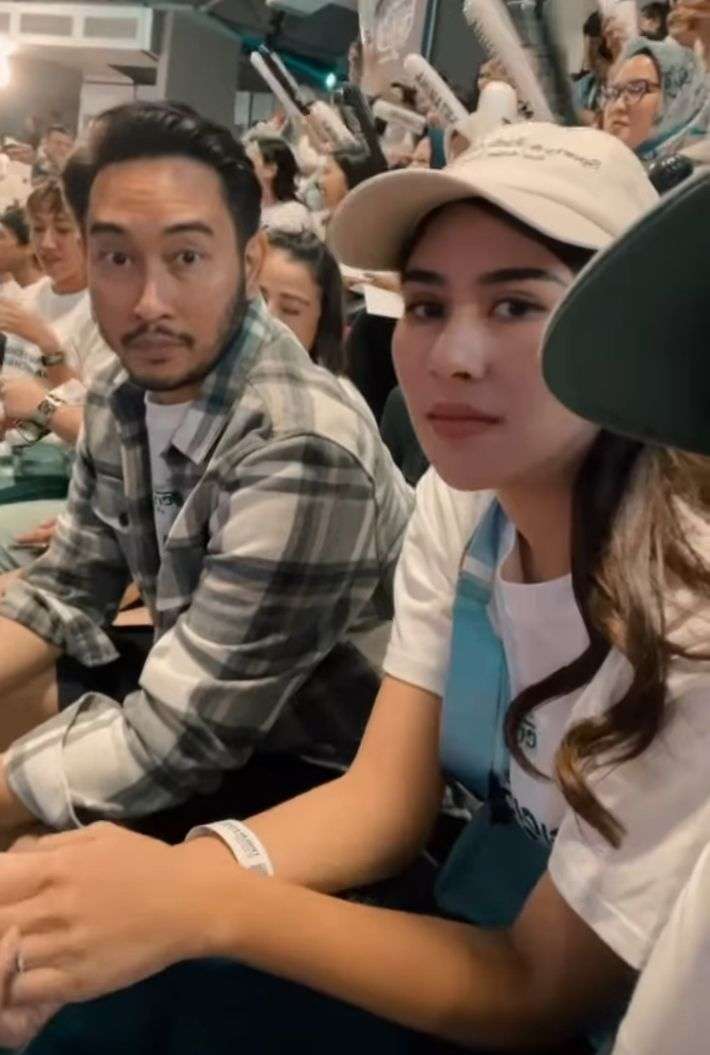10 Potret Mesra Syahnaz & Jeje Nonton `Lagi-Lagi Tenis` Saat Isu Selingkuh, Netter Soroti Wajah Suami: Malu?