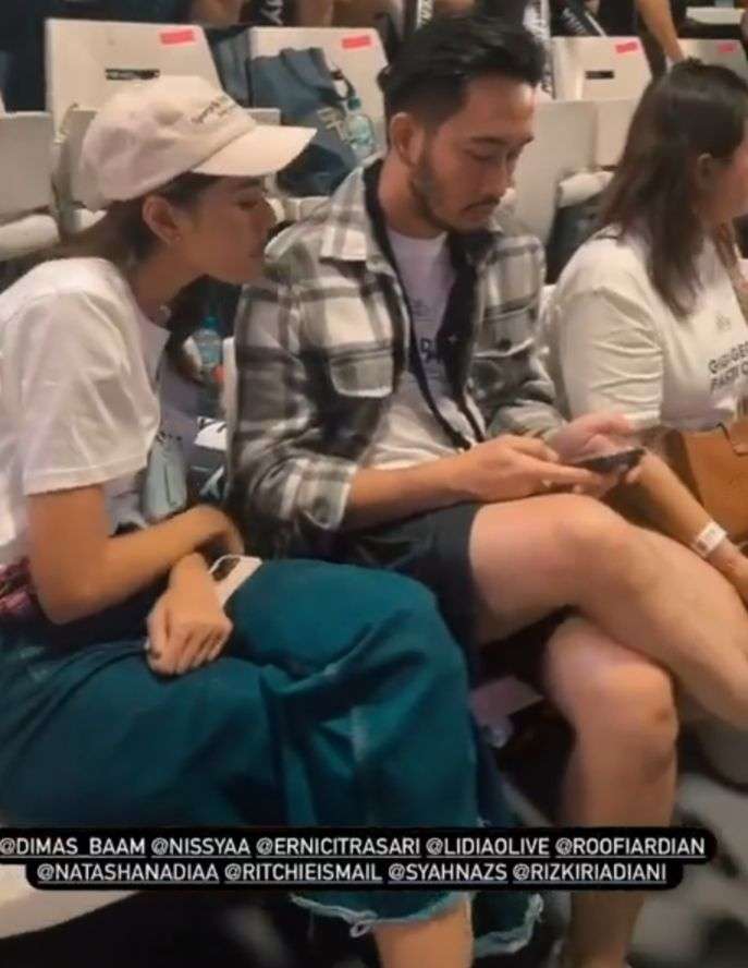 10 Potret Mesra Syahnaz & Jeje Nonton `Lagi-Lagi Tenis` Saat Isu Selingkuh, Netter Soroti Wajah Suami: Malu?