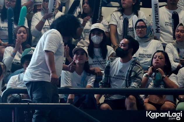 10 Potret Mesra Syahnaz & Jeje Nonton `Lagi-Lagi Tenis` Saat Isu Selingkuh, Netter Soroti Wajah Suami: Malu?