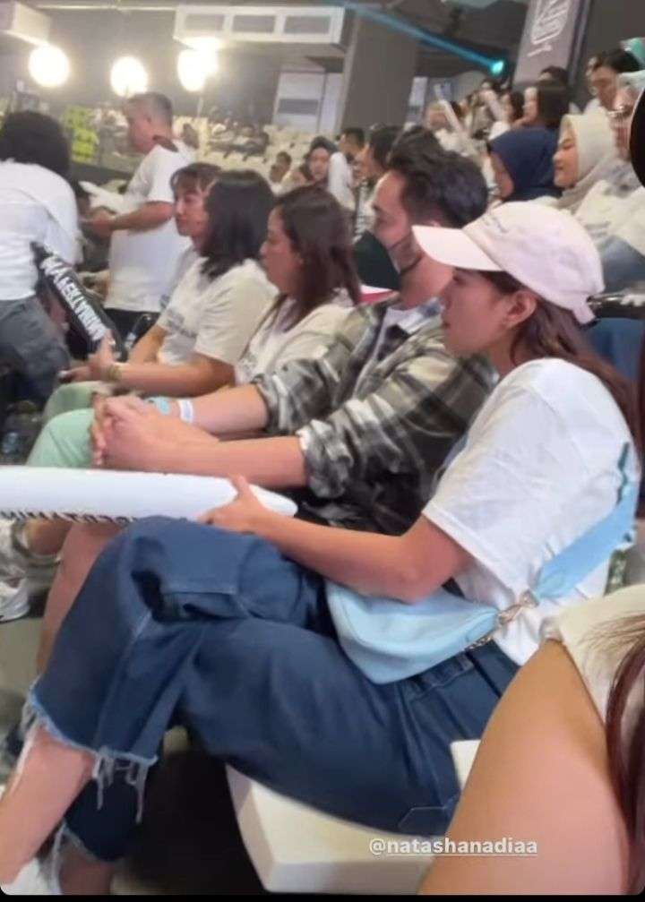 10 Potret Mesra Syahnaz & Jeje Nonton `Lagi-Lagi Tenis` Saat Isu Selingkuh, Netter Soroti Wajah Suami: Malu?