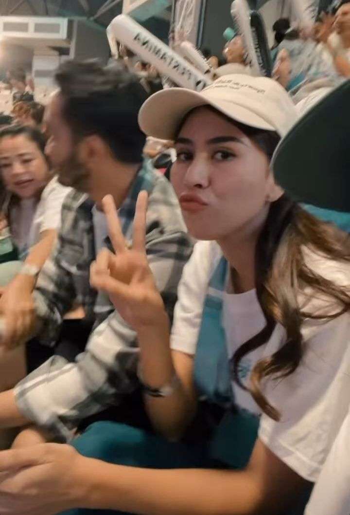 10 Potret Mesra Syahnaz & Jeje Nonton `Lagi-Lagi Tenis` Saat Isu Selingkuh, Netter Soroti Wajah Suami: Malu?