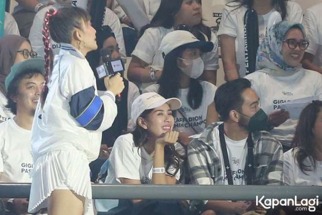 10 Potret Mesra Syahnaz & Jeje Nonton `Lagi-Lagi Tenis` Saat Isu Selingkuh, Netter Soroti Wajah Suami: Malu?