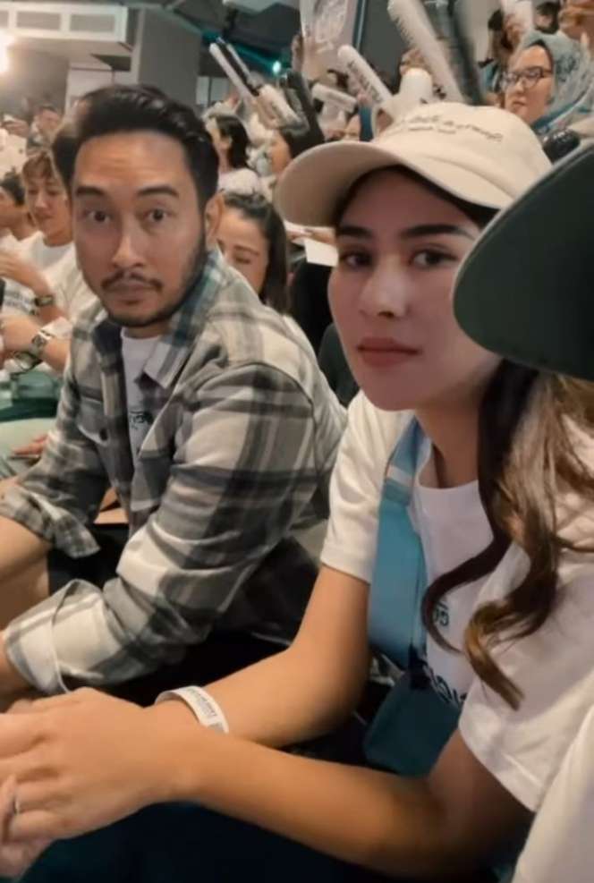 10 Potret Mesra Syahnaz & Jeje Nonton `Lagi-Lagi Tenis` Saat Isu Selingkuh, Netter Soroti Wajah Suami: Malu?
