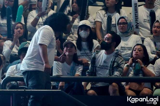 10 Potret Mesra Syahnaz & Jeje Nonton `Lagi-Lagi Tenis` Saat Isu Selingkuh, Netter Soroti Wajah Suami: Malu?