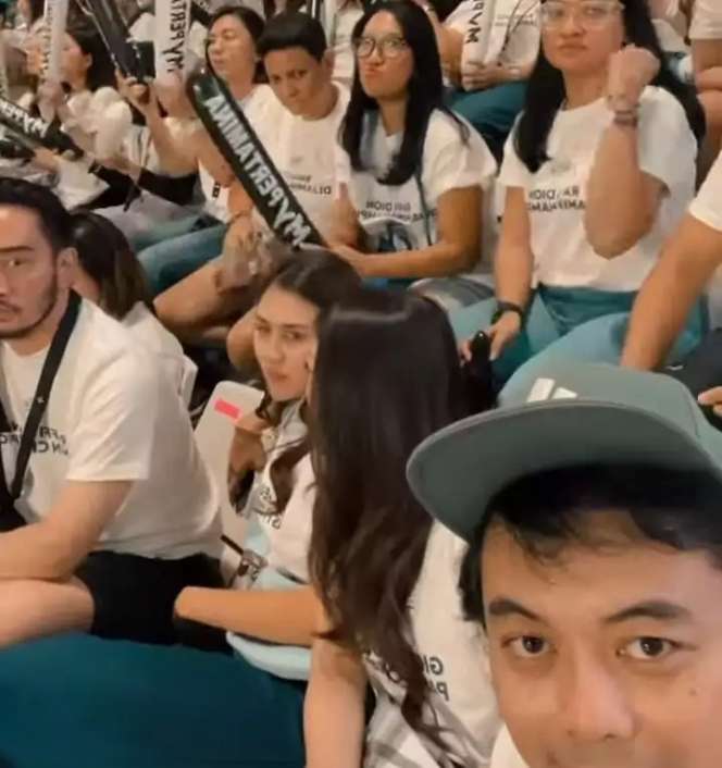 10 Potret Mesra Syahnaz & Jeje Nonton `Lagi-Lagi Tenis` Saat Isu Selingkuh, Netter Soroti Wajah Suami: Malu?
