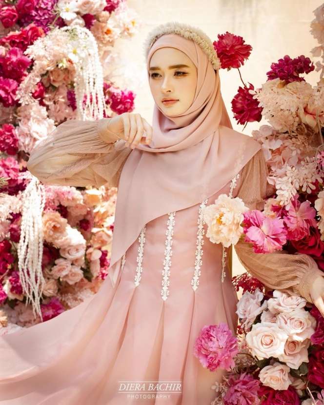 8 Potret Terbaru Inara Rusli Putuskan Jadi Model, Dikira Suntik Putih Gegara Mirip Barbie Hidup!