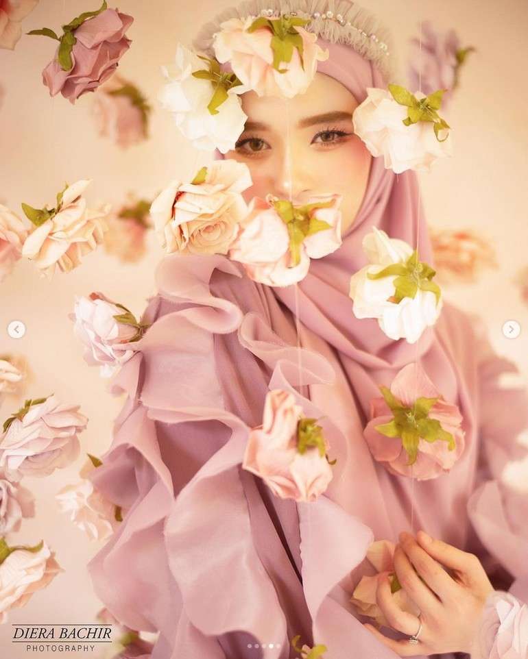 8 Potret Terbaru Inara Rusli Putuskan Jadi Model, Dikira Suntik Putih Gegara Mirip Barbie Hidup!