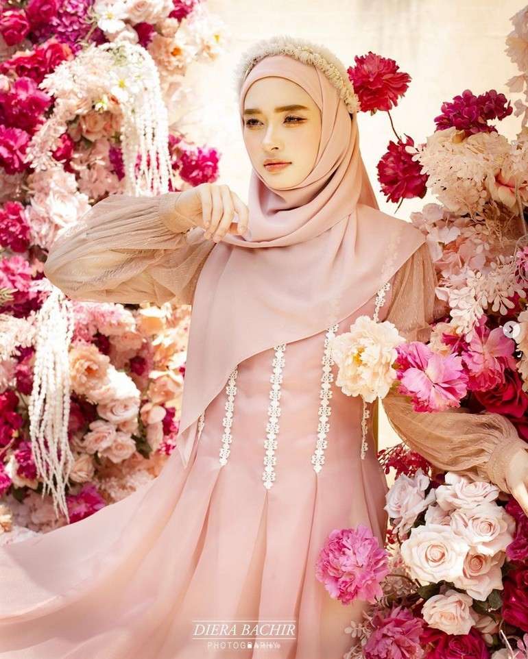 8 Potret Terbaru Inara Rusli Putuskan Jadi Model, Dikira Suntik Putih Gegara Mirip Barbie Hidup!