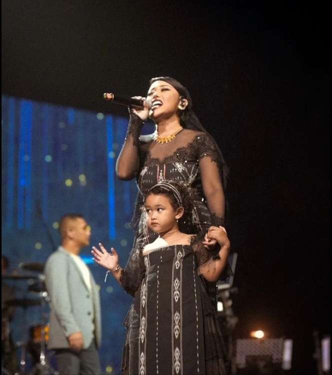 Potret Mutia Ayu Ajak Sang Anak 'Bertemu' Glenn Fredly, Netizen Salfok Sama Paras Gewa 