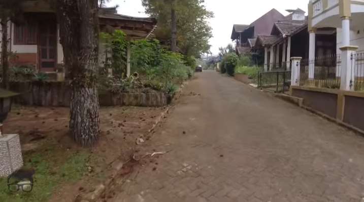 10 Potret Kampung Zombie Terbengkalai di Kawasan Cipanas, Puluhan Rumah Kosong & Tak Terawat, Ngeri Banget!