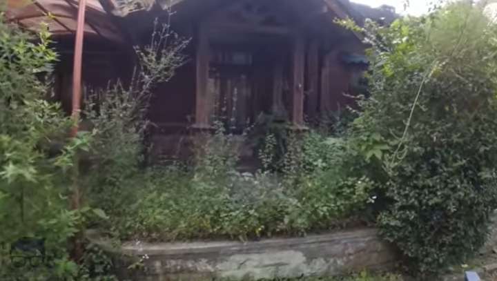 10 Potret Kampung Zombie Terbengkalai di Kawasan Cipanas, Puluhan Rumah Kosong & Tak Terawat, Ngeri Banget!