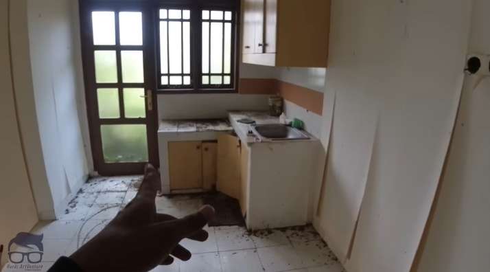 10 Potret Kampung Zombie Terbengkalai di Kawasan Cipanas, Puluhan Rumah Kosong & Tak Terawat, Ngeri Banget!