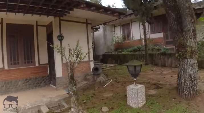 10 Potret Kampung Zombie Terbengkalai di Kawasan Cipanas, Puluhan Rumah Kosong & Tak Terawat, Ngeri Banget!