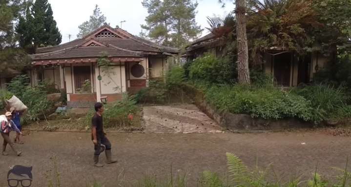 10 Potret Kampung Zombie Terbengkalai di Kawasan Cipanas, Puluhan Rumah Kosong & Tak Terawat, Ngeri Banget!