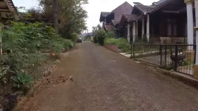 10 Potret Kampung Zombie Terbengkalai di Kawasan Cipanas, Puluhan Rumah Kosong & Tak Terawat, Ngeri Banget!