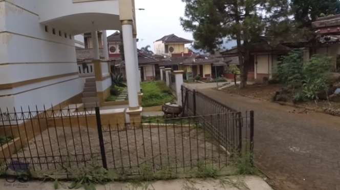 10 Potret Kampung Zombie Terbengkalai di Kawasan Cipanas, Puluhan Rumah Kosong & Tak Terawat, Ngeri Banget!