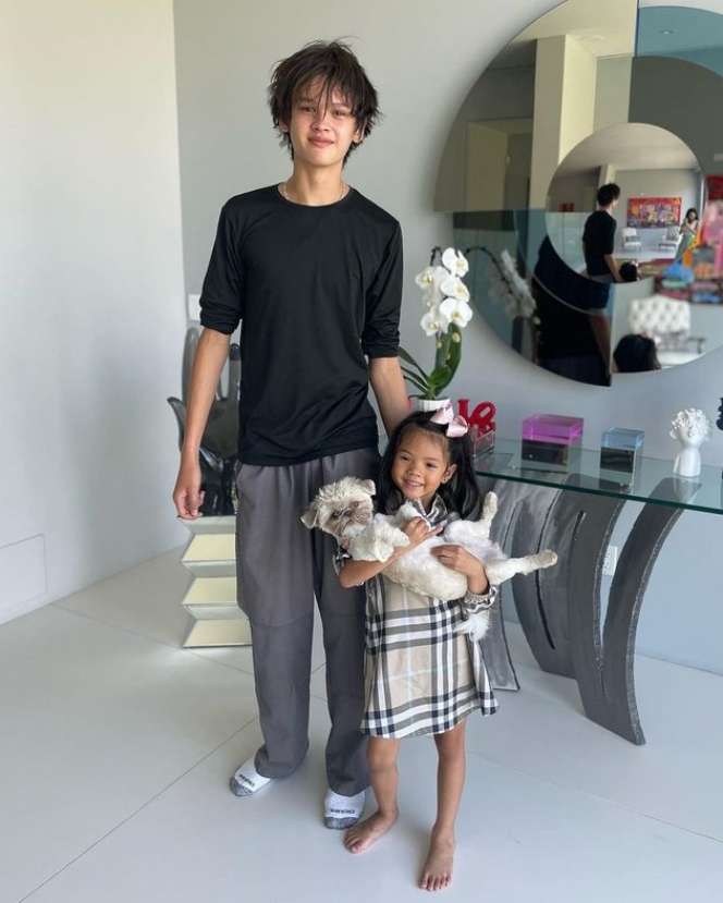 Potret Rumah Mewah Farah Quinn di Amerika Serikat, Penampakan Dapurnya Curi Perhatian!