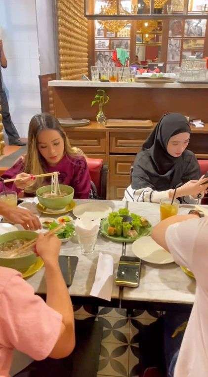 Potret Lady Nayoan dan Inara Rusli: Teman Lama, Punya Nasib Serupa
