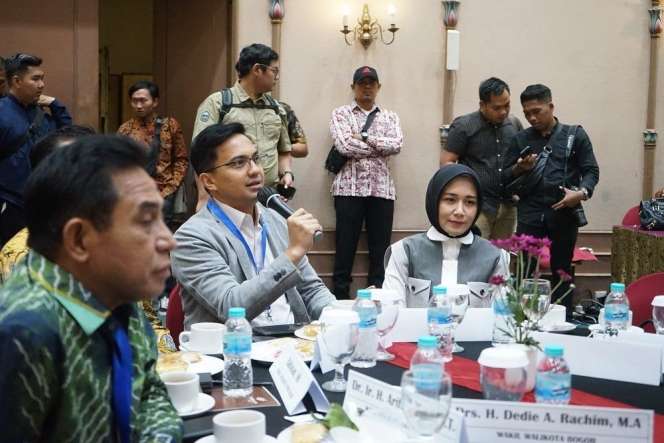 Sering Tampil Sederhana, Potret Dine Mutiara saat Menemani Sahrul Gunawan Dinas, Kedapatan Pakai Sandal Mewah