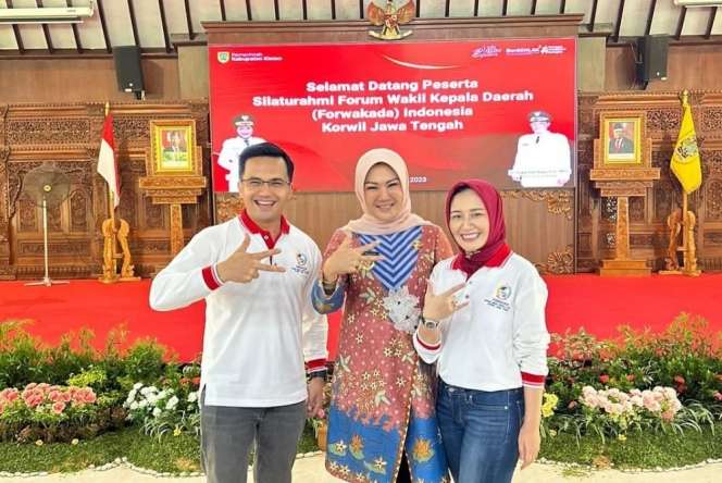 Sering Tampil Sederhana, Potret Dine Mutiara saat Menemani Sahrul Gunawan Dinas, Kedapatan Pakai Sandal Mewah
