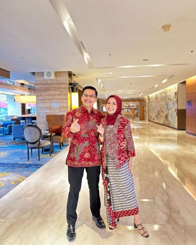 Sering Tampil Sederhana, Potret Dine Mutiara saat Menemani Sahrul Gunawan Dinas, Kedapatan Pakai Sandal Mewah