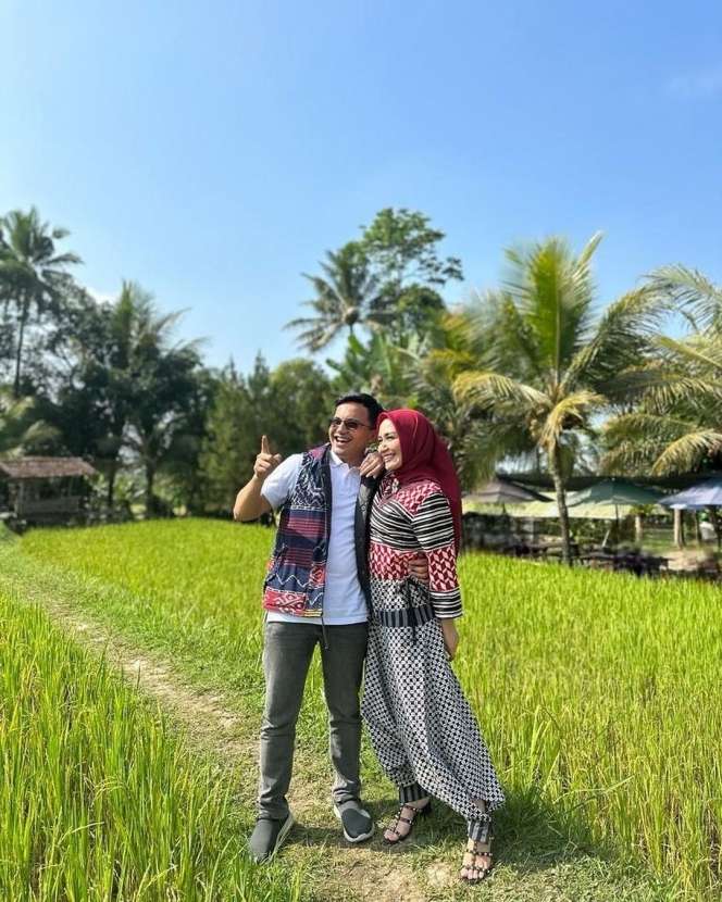 Sering Tampil Sederhana, Potret Dine Mutiara saat Menemani Sahrul Gunawan Dinas, Kedapatan Pakai Sandal Mewah