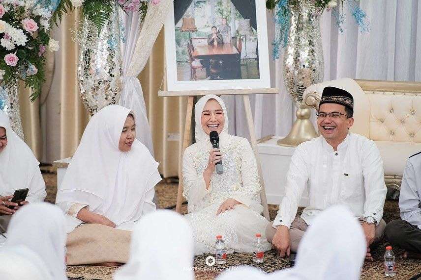 Sering Tampil Sederhana, Potret Dine Mutiara saat Menemani Sahrul Gunawan Dinas, Kedapatan Pakai Sandal Mewah