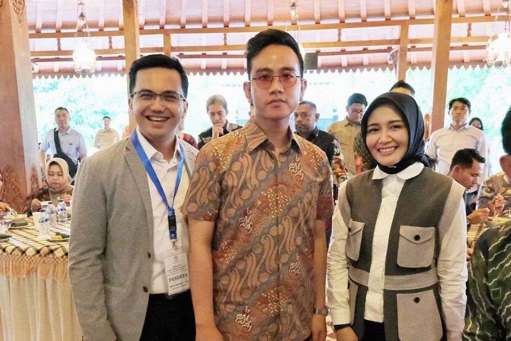 Sering Tampil Sederhana, Potret Dine Mutiara saat Menemani Sahrul Gunawan Dinas, Kedapatan Pakai Sandal Mewah