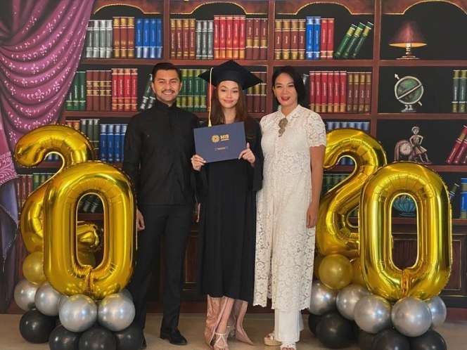 Potret Sasi Anak Sulung Anjasmara, Calon Dokter Cantik