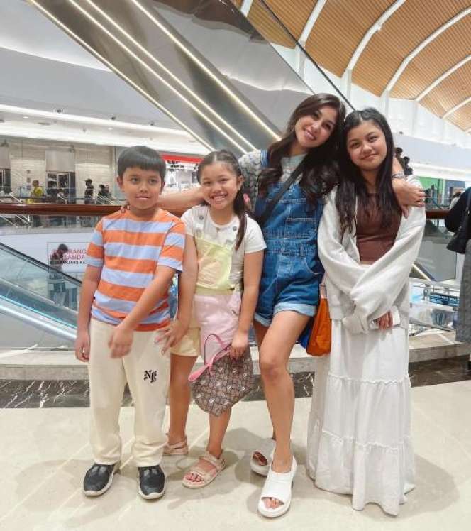 OOTD Nisya Ahmad yang Dijuluki Hot Mom, Gak Kalah Sama Syahnaz