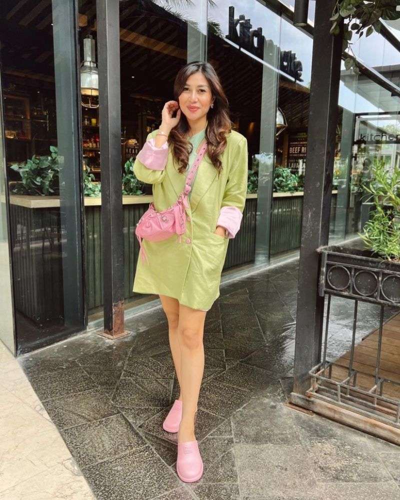 OOTD Nisya Ahmad yang Dijuluki Hot Mom, Gak Kalah Sama Syahnaz