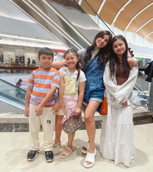 OOTD Nisya Ahmad yang Dijuluki Hot Mom, Gak Kalah Sama Syahnaz
