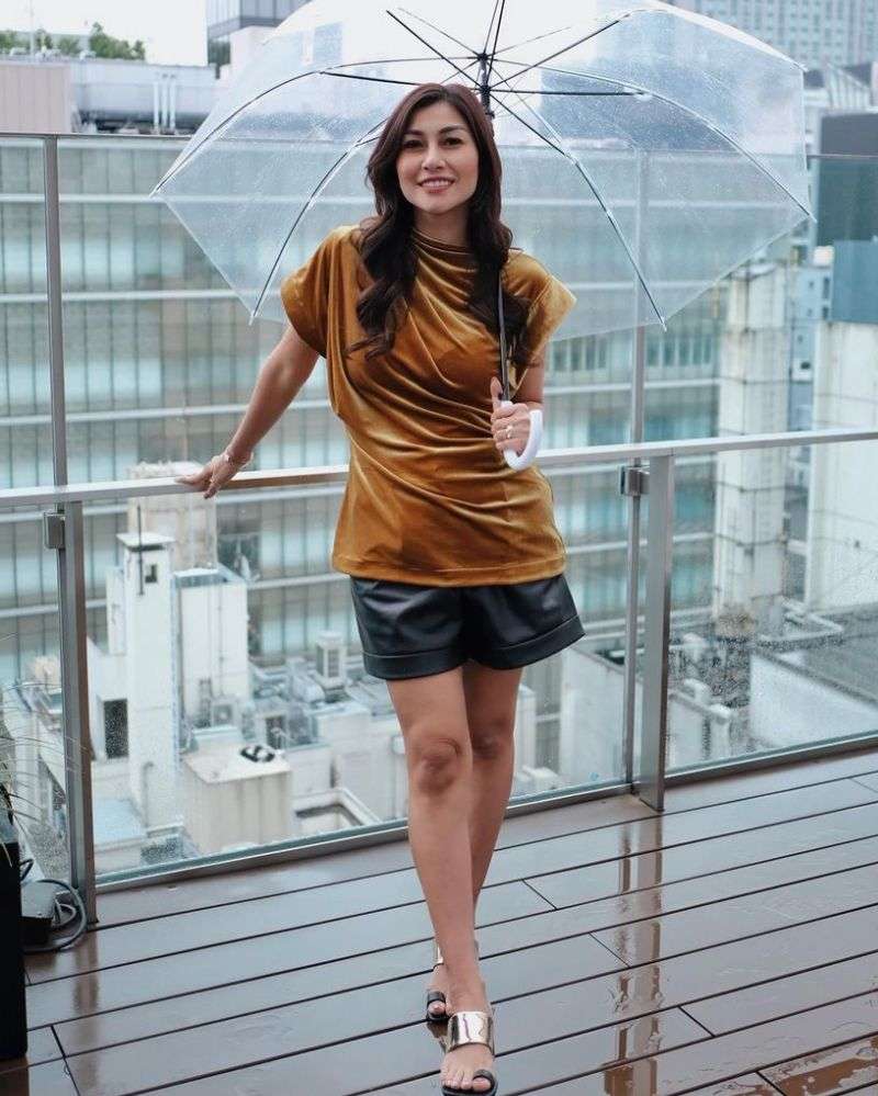 OOTD Nisya Ahmad yang Dijuluki Hot Mom, Gak Kalah Sama Syahnaz